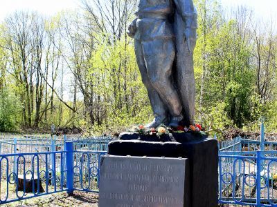 Братская могила с захоронением воинов, погибших в период Великой Отечественной войны 1941-1945 гг.