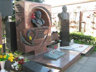 Могила -  Покрышкин Александр Иванович (1913-1985), маршал авиации, трижды Герой Советского Союза