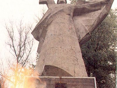 Братская могила, с захоронением воинов, погибших в период Великой Отечественной войны 1941-1945 гг.