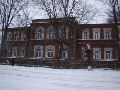 Средняя школа № 1, где учились активные участники установления Советской власти в Вятской губернии А.П. Капустин, П.Н. Капустин и Герой Советского Союза Н.Ф. Зонов. Здание школы построено по проекту И.А. Чарушина