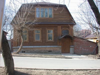 Жилой дом с флигелем и воротами