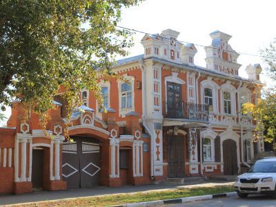 Тип постройки, сочетающий функции дома, магазина, фотоателье