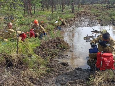 Спасатели продолжают борьбу с ландшафтным пожаром в Оймяконском районе