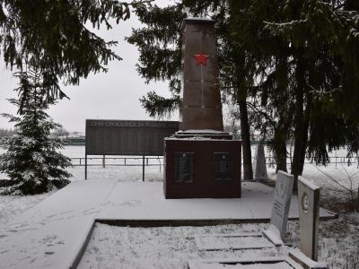 Братская могила советских воинов, погибших в боях с фашистскими захватчиками в 1943 году. Захоронено 62 человека, имена установлены. Обелиск