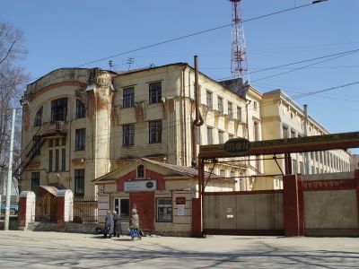 Здание общежития Мариинской женской гимназии с кованой решеткой ограды