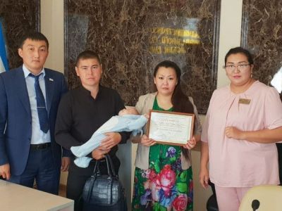 Большая помощь большой семье. Кондратьевы из Нюрбы получили сертификат на приобретение автомобиля