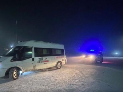 В Якутии инспекторы ДПС помогли туристам из Китая с заглохшим от холода автомобилем