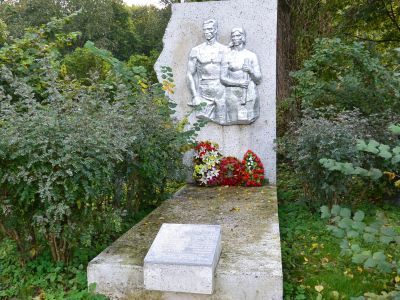 Братская могила рабочих завода имени М.И. Калинина, погибших в период героической обороны Ленинграда 1941 - 1943 гг.