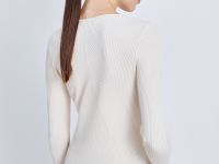 Джемпер приталенного силуэта с округлым вырезом