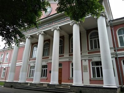 Здание, где в техникуме железнодорожного транспорта в разные годы учились видный государственный деятель Малышев Вячеслав Алексеевич и Герой Советского Союза Заслонов Константин Сергеевич