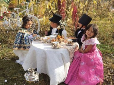 ФОТОФАКТ. К 220-летию Александра Пушкина дети из центра «Тулукчаан» показали постановку на природе