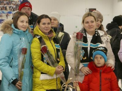 На льду удачнинской арены «Снежинка» поздравили с праздником мам и пап