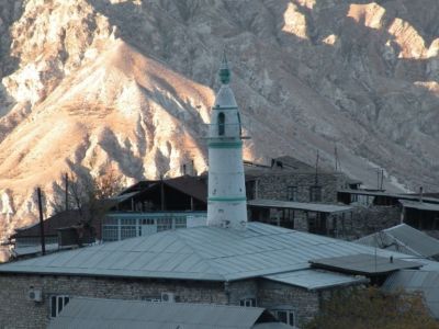 Мечеть с минаретом, с резными столбами в интерьере мечети