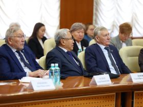 Айсен Николаев наградил выдающихся ученых Якутии