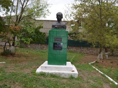 Памятник-бюст М.Хизроеву