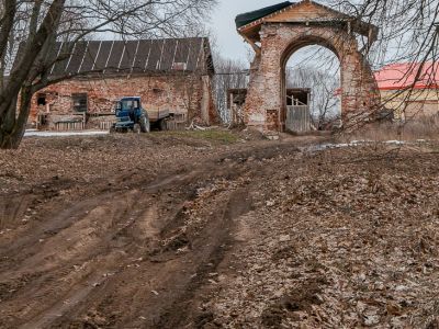 Остатки двух хозяйственных построек у ворот