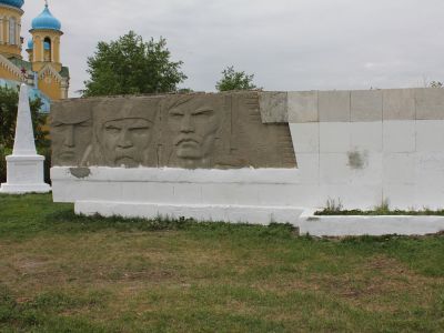Памятник коммунистам - основателям Советской власти в городе Верхнеуральске