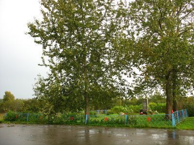 Братское захоронение советских воинов, погибших в 1941-44 гг.