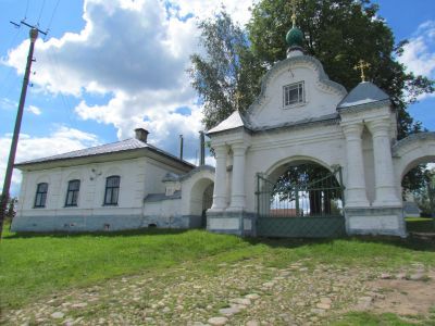Сторожка и ограда с воротами собора Спаса Преображения