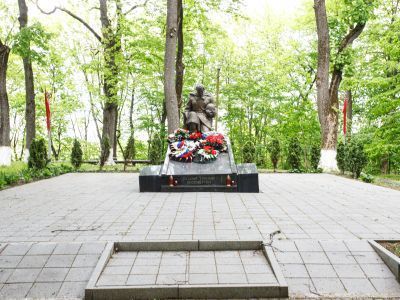 Братская могила советских воинов, погибших при взятии города Рагнита в январе 1945 года