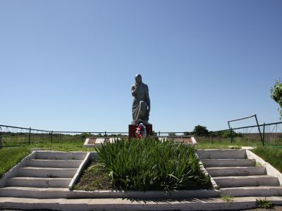 Братская могила советских воинов, погибших в боях с фашистскими захватчиками в 1943 году. Захоронено 3 человека, имена всех установлены. Обелиск