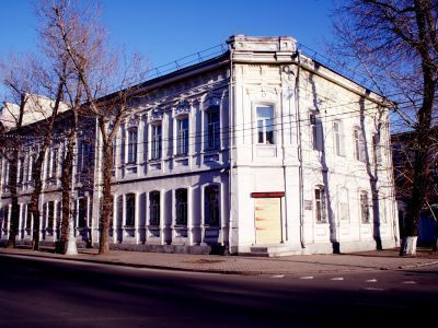 Здание, где работал Герой Советского Союза генерал Д.М.Карбышев. Здесь собирался литературный кружок школьников под руководством поэта И.И.Молчанова-Сибирского, написавшего книги "База курносых", "В гостях у Горького"