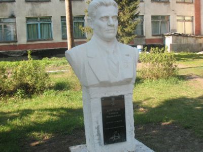 Бюст Героя Советского Союза Коробова Степана Яковлевича, участника Великой Отечественной войны (1941-1945 гг.)