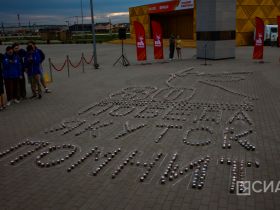 В Якутске из свечей выложили композицию «Родина-мать зовёт»