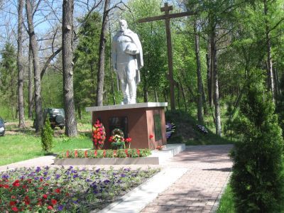 Воинское кладбище, где захоронено 850 советских воинов, погибших в 1941 и 1943 гг. в боях с немецко-фашистскими захватчиками