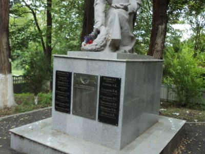 Братская могила 53 воинов Советской Армии, погибших в боях 1942 - 1943 гг.