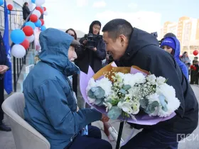 В Якутске чествовали ветерана Великой Отечественной войны в рамках акции «Поём двором»