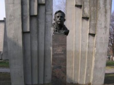 Могила Рябка Владимира Самсоновича (1914-1942), Героя Советского Союза, секретаря Дятьковского подпольного райкома комсомола