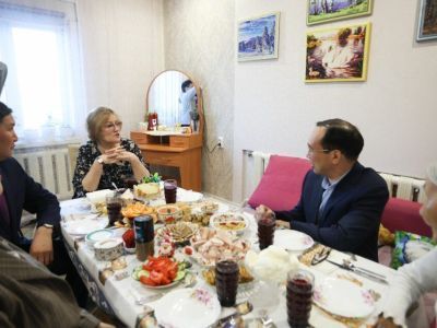 Глава Якутии встретился с семьей военнослужащего из Среднеколымского района