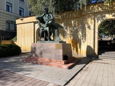 Памятник А.С. Пушкину, скульптор Э.М. Ладыгин, архитектор Ю.И. Тихонов