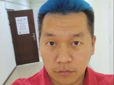 В Якутске учитель перекрасил волосы в синий, проиграв спор стобалльнику ЕГЭ