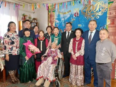 Миллион рублей выплатили столетней жительнице Момского района