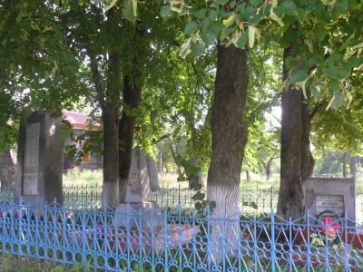 Братская могила 41 советского воина, погибшего в 1943 г. в боях с немецко-фашистскими захватчиками при освобождении села