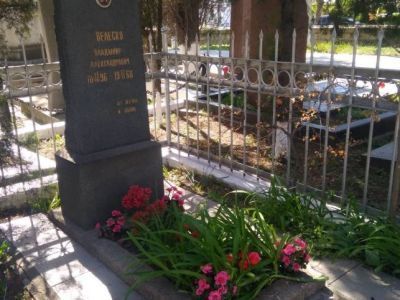Надгробие над захоронением участника обороны Севастополя В.А. Велеско (1896-1960)