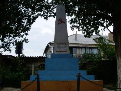 Братская могила участников гражданской войны Эльдеева О.Б., Эредженова У. и Завертяева