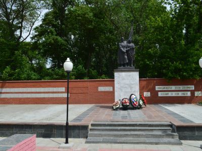 Братская могила советских воинов, погибших в боях с фашистскими захватчиками в 1943 году. Захоронено 441 человек, имена 290 человек установлены. Скульптура советского воина