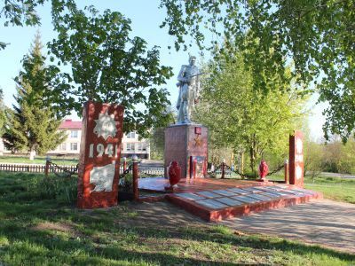 Братская могила советских воинов, погибших в боях с фашистскими захватчиками в 1943 году. Захоронено 3 человека, имя 1 человека установлено. Скульптура советского воина