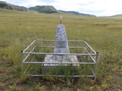 Могила Манзанова Евгения Даниловича (1900-1918) - юного красногвардейца, участника подавления контрреволюционного мятежа эсеров и юнкеров в Иркутске в декабре 1917 г., расстрелянного белогвардейцами