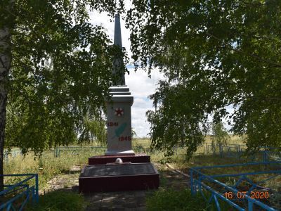 Братская могила 50 советских воинов, погибшим в боях с фашистскими захватчиками