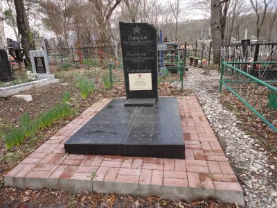 Братская могила советских воинов и П.В. Дуная, старшего политрука, погибших в боях с фашистскими захватчиками