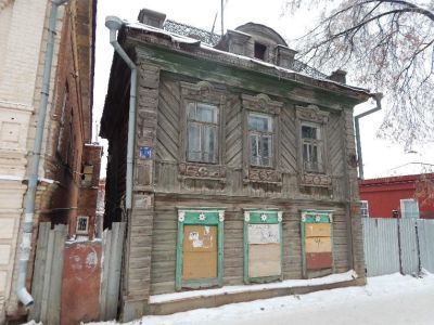 Двухэтажный деревянный жилой дом с решетками