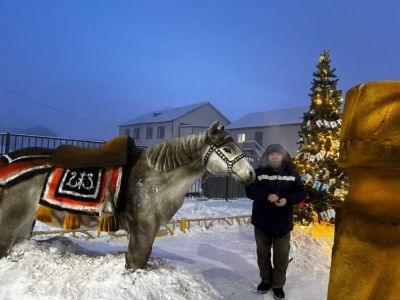 Фото: двор школы в Таттинском улусе украсила реалистичная скульптура лошади
