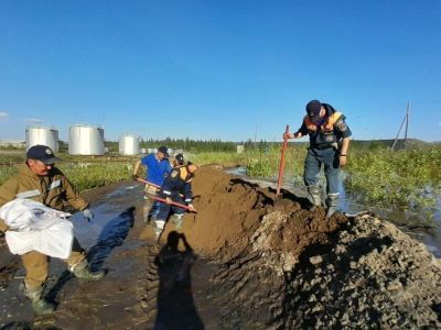 Насыпь остановила проникновение воды в поселок Батагай