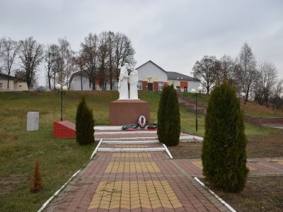 Братская могила советских воинов, погибших в боях с фашистскими захватчиками в 1943 году. Захоронено 27 человек, имена установлены. Скульптура советского воина