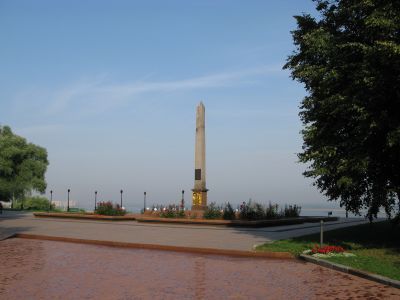 Обелиск, установленный в честь руководителей народного ополчения 1612 г. Кузьмы Минина и Дмитрия Пожарского