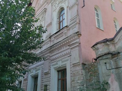 Здание бывш. ремесленной школы (ныне – фармацевтическое училище), где в 1892 году была открыта одна из первых в России общедоступных картинных галерей (ныне им. К.А. Савицкого), в которой бывали:  ее блюститель, выдающийся русский путешественник  и ученый